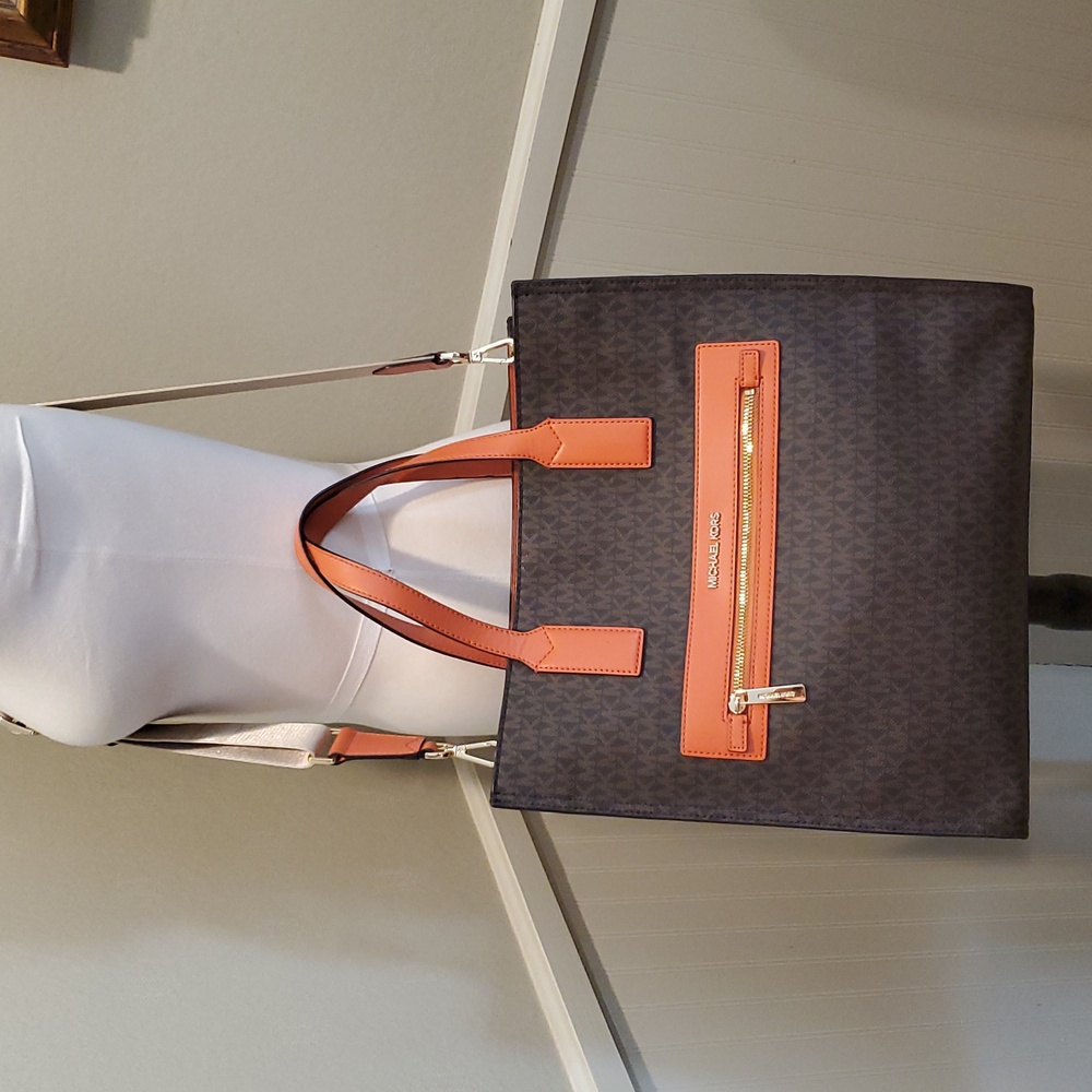 Like NEW Michael Kors Signature Kenly Tote - Picture 5 of 14